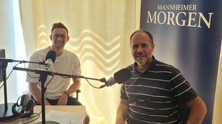 Physio Cedric Schmidt (l.) sprach mit Sportredakteur Thorsten Hof.