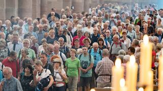 Die Pilger ziehen in den bereits gut besetzten Mariendom zu Speyer ein. Maria HImmelfahrt lockt immer viele Gläubige in die Kathedrale.