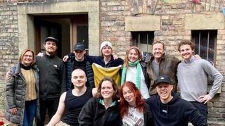 Nachwuchs-Regisseur Tim Winkelmann (vorne rechts, mit seinen Darstellern und dem Team) hat mit Laien aus der Region einen Thriller gedreht, der seine Premiere im Mannheimer „Odeon“-Kino hatte.