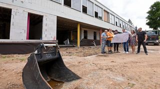 Ortstermin auf der Baustelle Pestalozzischule: Bürgermeister Florian König (3.v.r.) mit dem Bauteam und „MM“-Redakteur Hans-Jürgen Emmerich (l.).