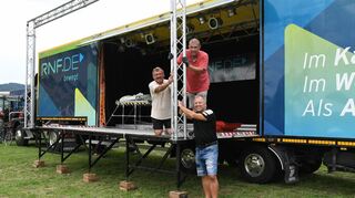 Die Bühne steht bereits: Am Freitag beginnt das Stoppelacker-Festival auf dem Reisig-Hof. Hermann Reisig (v.l.), Hermann Krauter und Franz Kain stecken mitten in den Vorbereitungen.