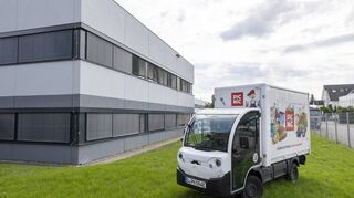 Mit diesen kleinen Elektrotransportern will Picnic bald auch die Region beliefern. Im Hintergrund das Fulfillment-Center in Viernheim.