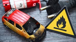 Feuer und Flamme für E-Autos. Brennende Fahrzeuge mit elektrischem Antrieb stellen für die Brandschützer kein Problem mehr dar.