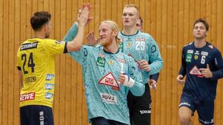 Schnell wieder zurück: Mikael Appelgren (Mitte) spielte im Test gegen Wetzlar mit einer Spezialschiene an der linken Hand.