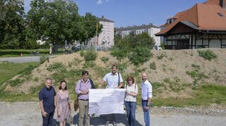 Auf seiner Sommertour besichtigte Baubürgermeister Jürgen Odszuck (3.v.l.) die Baustelle der Gneisenaubrücke. Der Bau beginnt Mitte September.