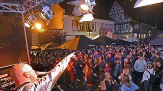 Dichtes Gedränge, gute Stimmung: So wie hier 2019 soll es auch diesmal wieder zugehen beim Kerwe-Straßenfest in Schriesheim.