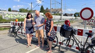 Die Grünen-Bezirksbeiräte (v.l.) Alice van Scoter, Harald Knecht und Maria Kemmer schlagen eine Rad-Expressroute auf der Rhenaniastraße vor.