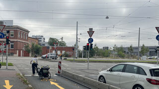 Pragmatische Lösung mit einfachen Mitteln: An der Einmündung der Speyerer in die Neckarauer Straße gibt es seit Kurzem eine Pop-Up-Fahrradspur.