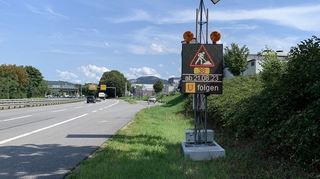 Anzeigetafeln weisen auf Umleitungen hin.