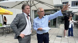 Der baden-württembergische Gesundheitsminister Manne Lucha (Grüne) lässt sich von Professor Dieter Schilling (r.) die Neubaupläne erklären.