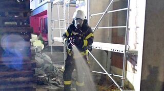 In der Jakob-Carra-Straße mussten brennendes Baumaterial und Unrat in einem Rohbau gelöscht werden.