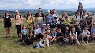 Gut gelaunt: Die Feriengruppe der evangelischen Kirchengemeinde Hüttenfeld genießt die Aussicht auf die Wetterau.