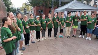 14 Kinder und Jugendliche aus der ukrainischen Partnerstadt Swjahel sangen traditionelle Lieder am Lutherbrunnen.