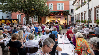Es ist ganz schön voll im Rathaushof.