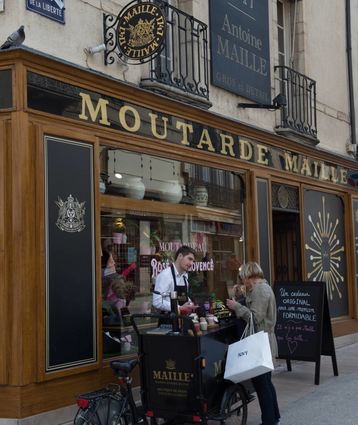 Goldenes Gewürz Probestand in Dijon: Darf’s ein bisschen mehr sein?