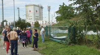 Anwohner verstehen die Grünfläche (r.) als natürliche Barriere gegen den Lärm der Bahngleise sowie der Gewerbe- und Logistikbetriebe dahinter.