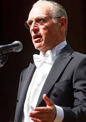 Der Wiener Oberkantor Shmuel Barzilai kommt in die Synagoge.