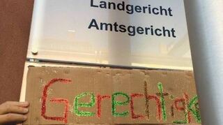 Zum Prozessauftakt hatten Freunde des Opfers Schilder gebastelt.