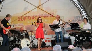 Silke Hauck und ihre Soulfood-Band begeistern bei sommerlichen Temperaturen auf dem Rovigo-Platz.