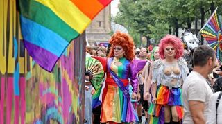 Bunte Outfits gehören zum CSD in Mannheim einfach dazu.