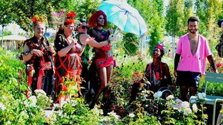 Beth Stevens (v. l.), Annie Sprinkle, Joy Brooke Fairfield, Shayma Alqueer, Amina Flyingstone und Baküs Mejri im Rosengarten des Experimentierfelds.
