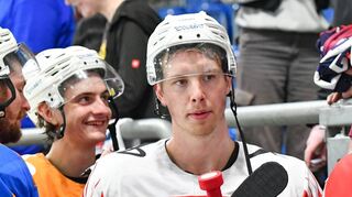Verteidiger Max Gildon (rot) kann laut eigener Aussage viel von seinen Mitspielern lernen.