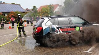 Die Batterie eines E-Autos an der Ladesäule hat Feuer gefangen. Dies ist eines der Übungsszenarien beim ersten derartigen Kurs für Feuerwehrleute im Rhein-Neckar-Kreis.