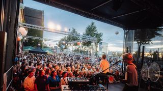 Eines von vielen ausgelassen gefeierten Konzerten der Sommerbühne des Kulturzentrums Alte Feuerwache: Das Indie-Pop-Duo Becks im Kontext des Mannheimer Christopher Street Days.