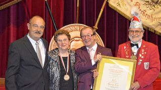 <p>Joachim Blümmel (l.), Jürgen Zink (2.v.r) und Gerhard Adler verleihen Maria Eck den Alfred-Blümmel-Orden.</p>
