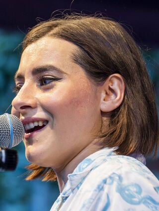 Sängerin Andrea Strandberg, die auch Trompete und Waschbrett spielt, heizt den Zuhörern mit den jungen Wilden aus Paris mächtig ein.