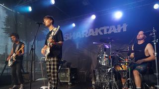 Norddeutsche Klänge im Tropen-Delta (v. l.): Gitarrist „Kinojunge“, Christopher Mede alias Sharaktah und Schlagzeuger Valle Krawalle auf der AFW Sommerbühne.