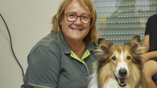 Filmtiertrainerin Renate Hiltl mit ihrem Hund Bandit beim Besuch im Viernheimer Tierheim.