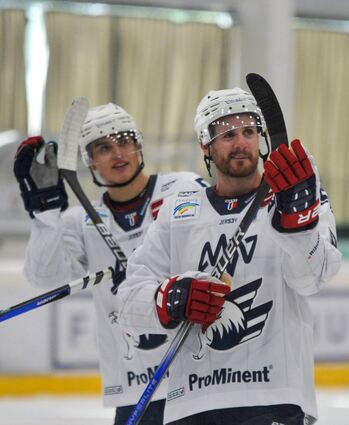 Verabschiedeten sich mit einem Sieg aus Kitzbühel: Fabrizio Pilu (l.) und Jordan Murray bedanken sich bei den mitgereisten Fans der Adler Mannheim.