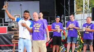 Gidedon Osaro wurde von Kerwevadder Marc Merl als Torschützenkönig des SV Bobstadt ausgezeichnet.