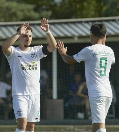 Fabio Capello (l.) und Hueseyin Tutay feiern das Tor zum 8:2.