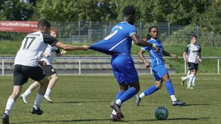 Nußlochs Zakaria Haddioui stoppt hier den Neckarauer Derrick Owusu per Textilprobe. Der VfL Kurpfalz kam aber auch so nicht vom Fleck und unterlag mit 2:3.