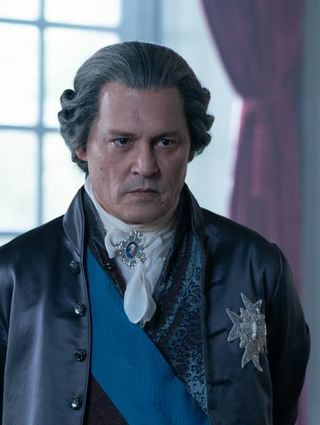 Louis XV., gespielt von Johnny Depp, findet Gefallen an der taffen Titelheldin.