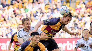 Szene aus dem Spiel in der Vorsaison, das Dynamo 2:1 gegen Waldhof gewann: Tim Knipping (r.) im Kopfballduell mit Pascal Sohm, vorne Kyu-hyun Park.