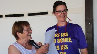 Maria Winkler (l.) ehrte die Kerwe-Mitorganisatorin Susanne Merl mit dem „Booschdädder Herz“.
