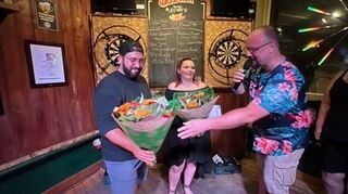 Dominik Läufer (r.) ernennt Stefanie Enders und Kristian Nikou zu Teilnehmern bei der Karaoke-WM in Panama.