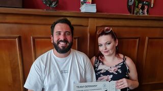 Kristian Nikou und Stefanie Enders wollen Weltmeister im Karaokesingen werden.
