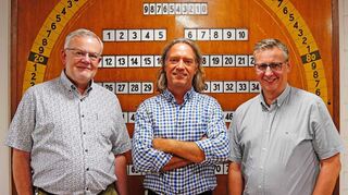 Die Pfalzmarkt-Entscheider: Hans-Jörg Friedrich (v.l., Vorstand), Christian Deyerling (Vorsitzender des Aufsichtsrats) und Reinhard Oerther (Vorstand) vor der historischen Auktionsuhr des Gebäudes.