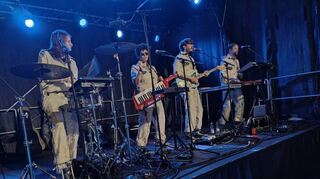 David Julian Kirchner (3.v.l.) und seine Band auf der Sommerbühne.
