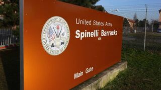 Benannt ist die Kaserne nach dem US-Soldaten Dominic Spinelli (1923-1945).