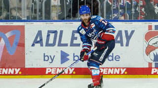 Mannheims Jordan Szwarz spielt den Puck.