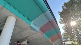 Der nackte Beton der Brücke über den Berliner Platz füllt sich nach und nach mit Farbe.