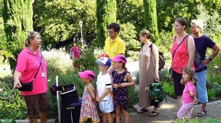 Claudia Georgi-Dreher von der Grünen Schule (l.) erklärte den Teilnehmern des Familienspecials die Welt der Giftpflanzen.