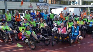 Mehr als 30 Teilnehmer machen bei der „Radfahrlust“-Tour mit, die jeden Tag an der AvH-Schule startet.
