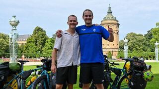 Fabian Dudas und Felix Michalski (v.l.) fahren von Mannheim nach Nepal mit dem Fahrrad.