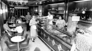 Blick in den Verkaufsraum in den 1970er Jahren.